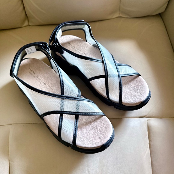 MARK NASON SANDALS CHUNKY HEEL SHEER ACRYLIC STRAPS BLACK TRIM SIZE 8 NWT - Picture 5 of 9
